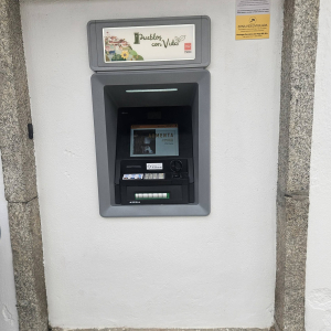 Instalación de cajero automático en la Plaza de España